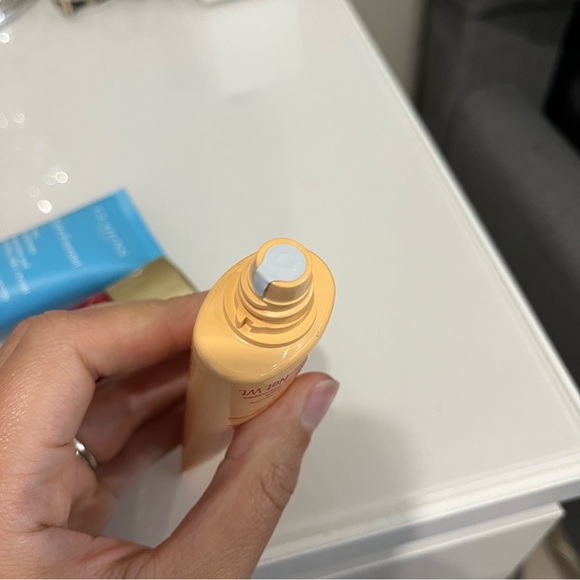 *FREE with any purchase* bundle of 3 Clarins products - Picture 2 of 4